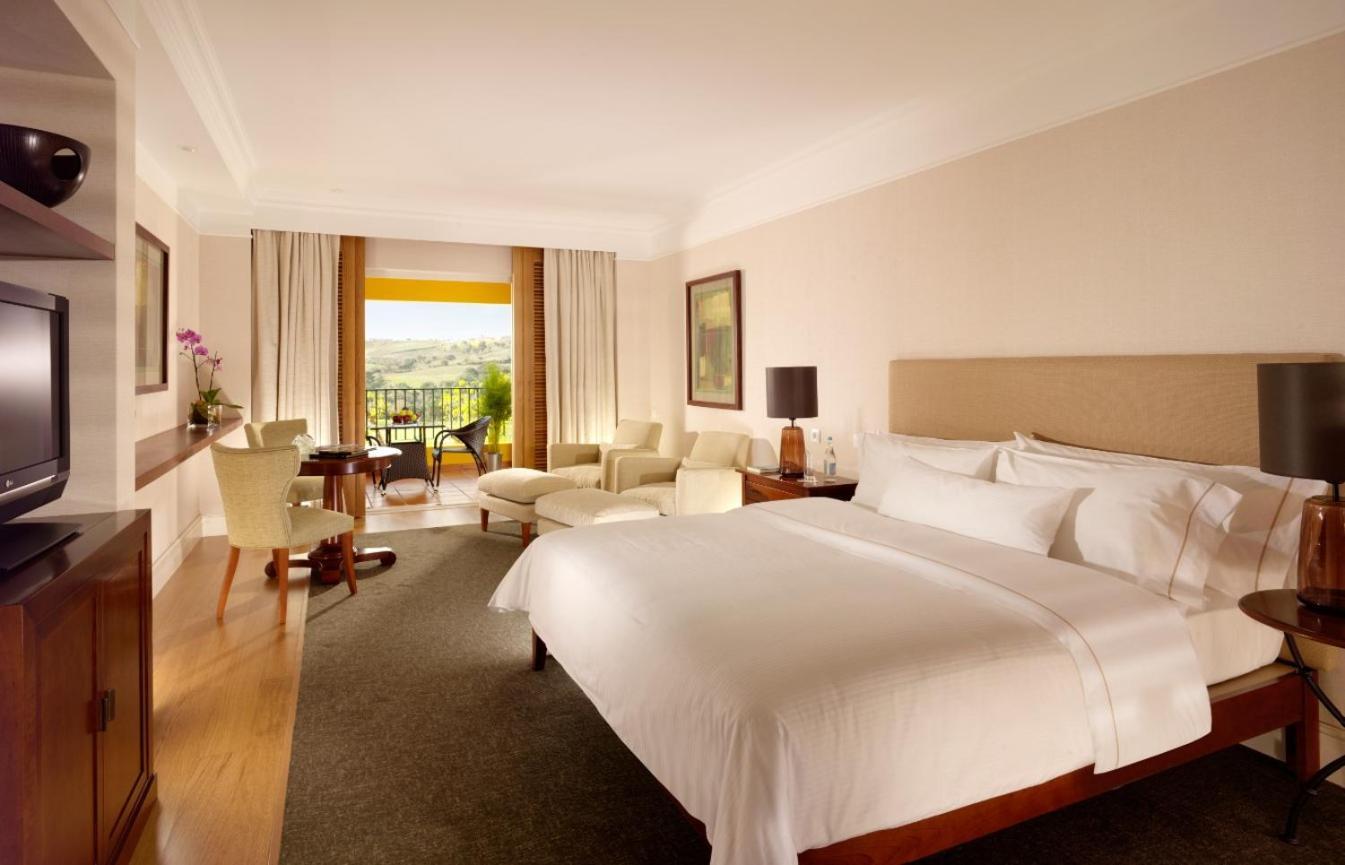 Dolce Camporeal Lisboa Турсифал Экстерьер фото A guest room at the Four Seasons Hotel